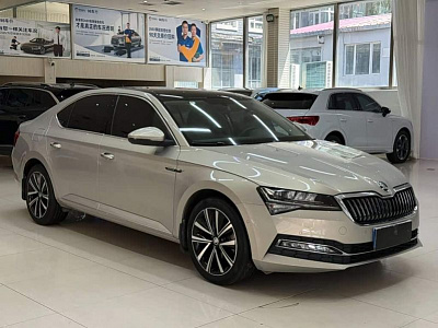 Skoda Superb 1.4 л 2023 г. желто-оранжевый, пробег 26000 км