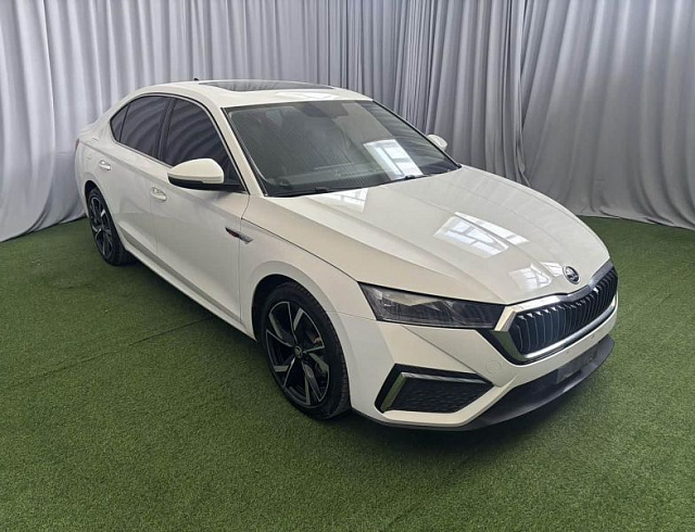 Skoda Octavia 1.4 л 2022 г. Белый, пробег 45000 км