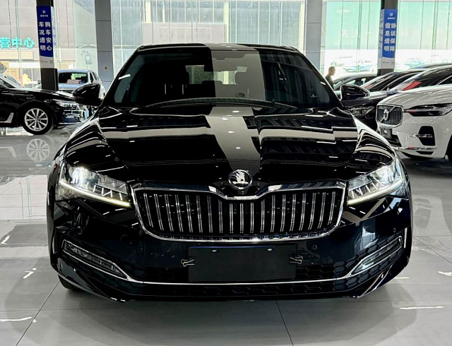 Skoda Superb 1.4 л 2023 г. Чёрный, пробег 22000 км