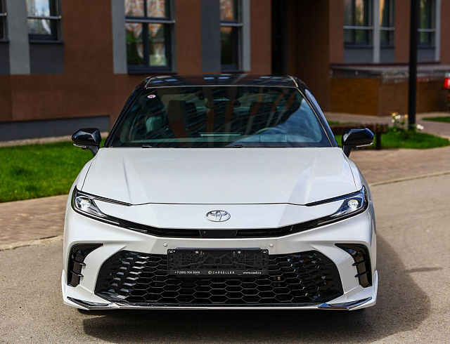 Toyota Camry белый 2026