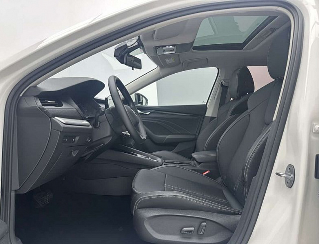 Skoda Octavia 1.4 л 2023 г. Белый, пробег 21000 км
