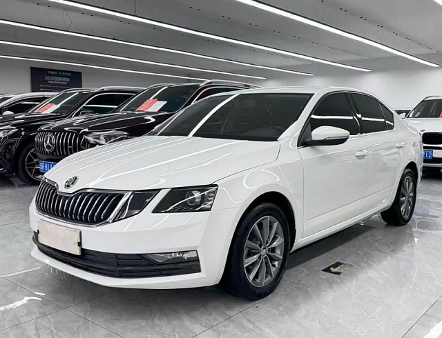 Skoda Octavia 1.5 л 2022 г. Белый, пробег 40000 км