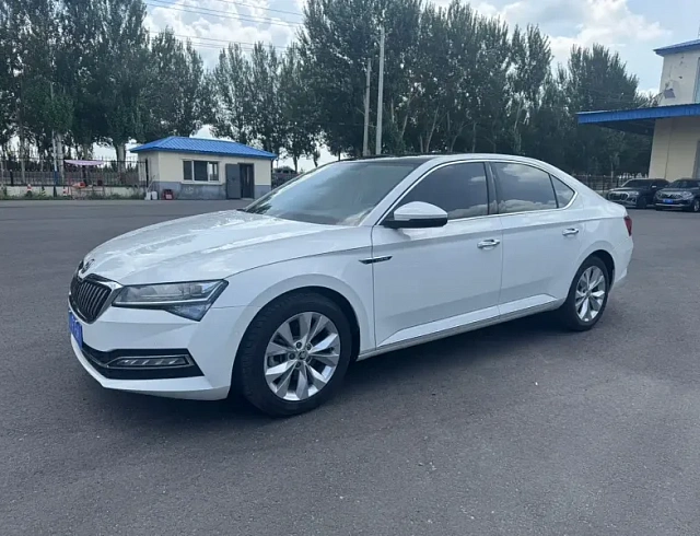 Skoda Superb 1.4 л 2021 г. Белый, пробег 34000 км