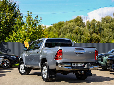 Toyota Hilux серебро 2015