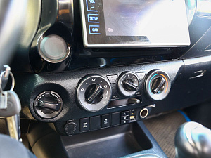 Toyota Hilux серебро 2015