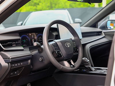 Toyota Camry белый 2026