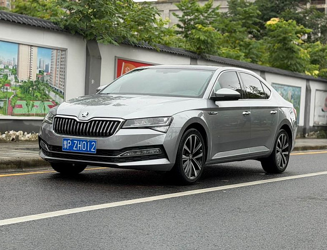 Skoda Superb 1.4 л 2022 г. Серебристо-серый, пробег 30000 км