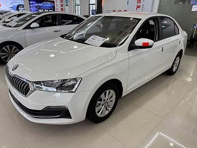 Skoda Rapid 1.5 л 2023 г. Белый, пробег 25000 км