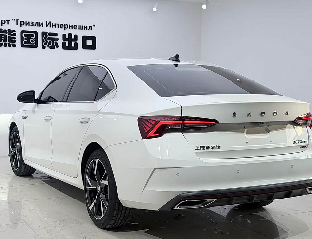 Skoda Octavia 1.4 л 2023 г. Белый, пробег 21000 км