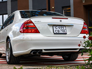 Mercedes-Benz E-Класс белый 2005