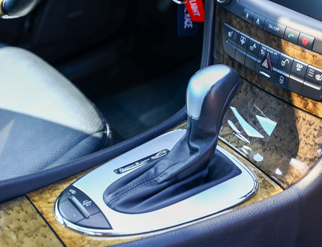 Mercedes-Benz E-Класс белый 2005