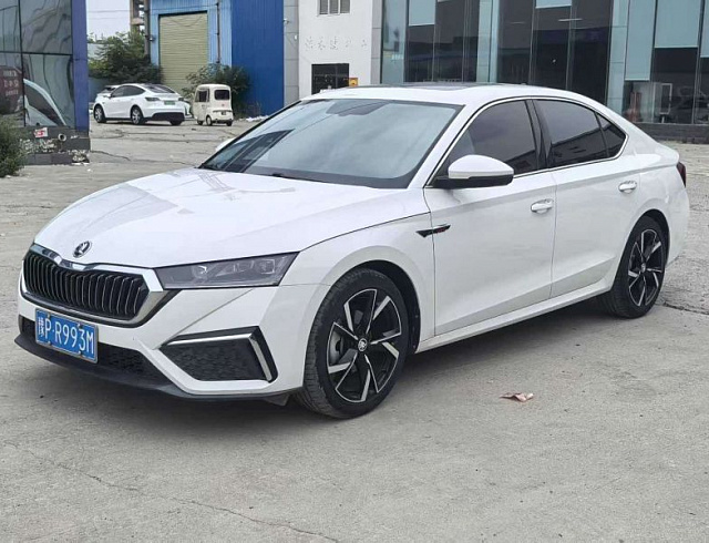 Skoda Octavia 1.4 л 2022 г. Белый, пробег 19000 км