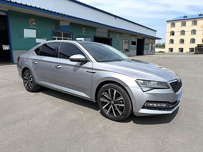 Skoda Superb 1.4 л 2024 г. Серебристо-серый, пробег 4000 км