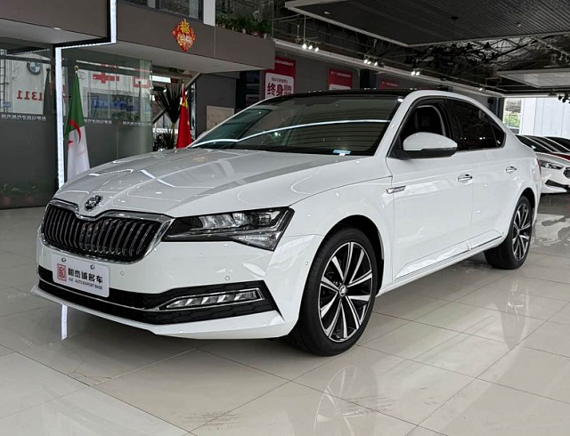 Skoda Superb 1.4 л 2023 г. Белый, пробег 40000 км