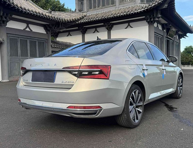 Skoda Superb 1.4 л 2022 г. желто-оранжевый, пробег 24000 км