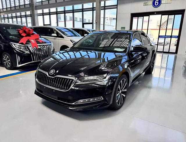 Skoda Superb 1.4 л 2026 г. Чёрный, пробег 1000 км