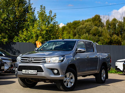 Toyota Hilux серебро 2015
