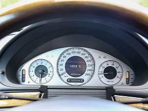 Mercedes-Benz E-Класс белый 2005
