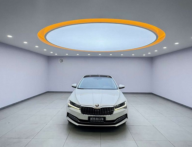 Skoda Superb 1.4 л 2023 г. Белый, пробег 26000 км