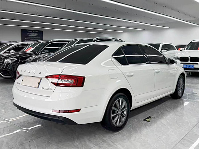 Skoda Octavia 1.5 л 2022 г. Белый, пробег 40000 км