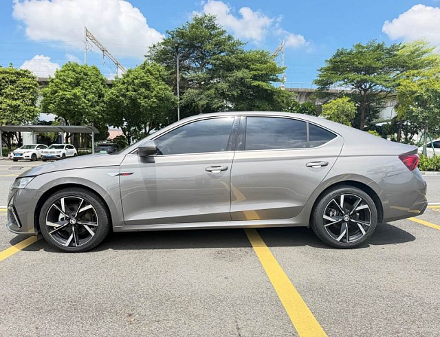 Skoda Octavia 1.4 л 2022 г. Серебристо-серый, пробег 16000 км