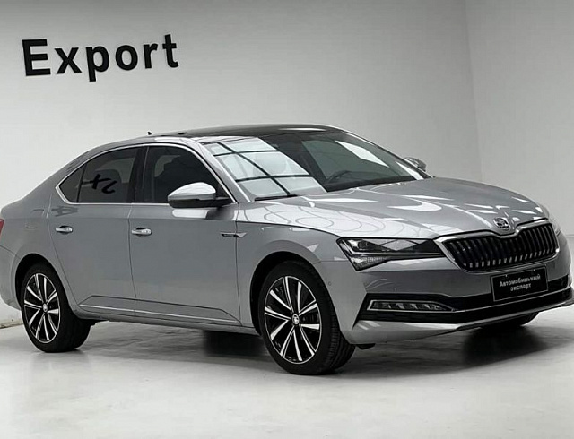 Skoda Superb 1.4 л 2023 г. Серебристо-серый, пробег 10000 км