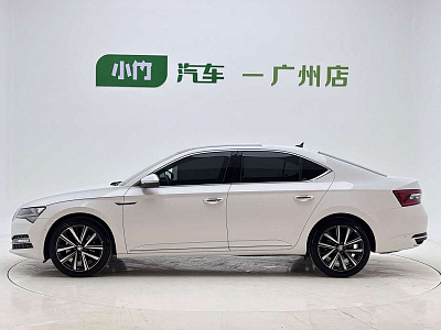 Skoda Superb 1.4 л 2023 г. Белый, пробег 25000 км
