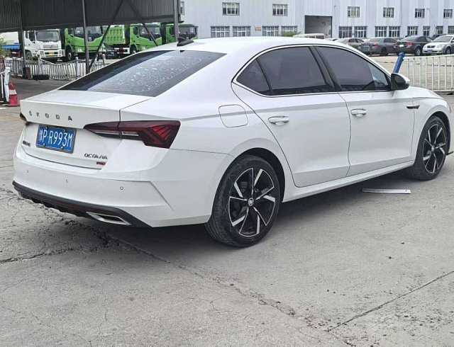 Skoda Octavia 1.4 л 2022 г. Белый, пробег 19000 км