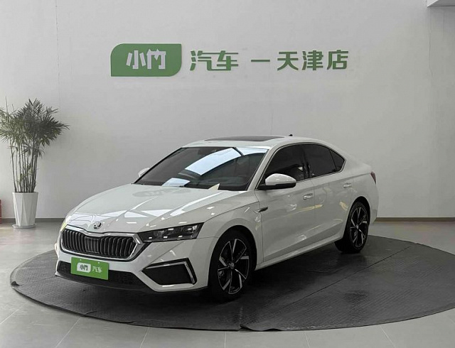 Skoda Octavia 1.4 л 2022 г. Белый, пробег 36000 км