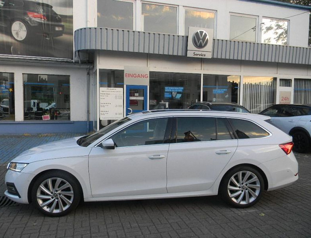 Skoda Octavia 2024 г. Белый, пробег 53700 км