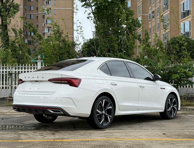 Skoda Octavia 1.4 л 2023 г. Белый, пробег 17900 км