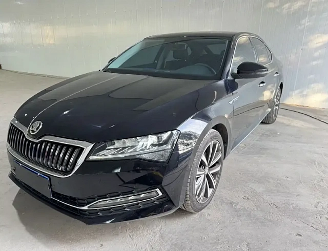 Skoda Superb 1.4 л 2023 г. Чёрный, пробег 19000 км