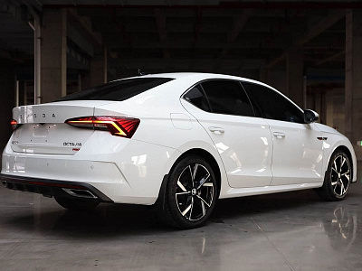 Skoda Octavia 1.4 л 2022 г. Белый, пробег 24800 км