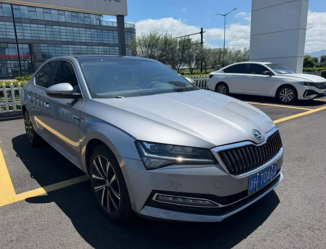 Skoda Superb 1.4 л 2024 г. Серебристо-серый, пробег 20000 км