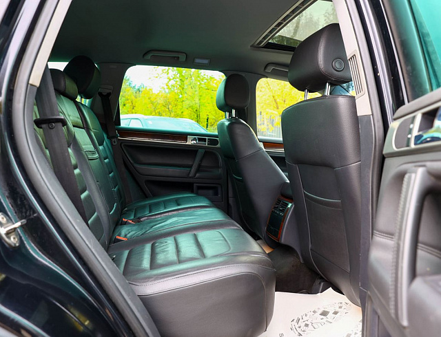 Volkswagen Touareg черный 2008