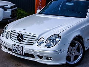 Mercedes-Benz E-Класс белый 2005