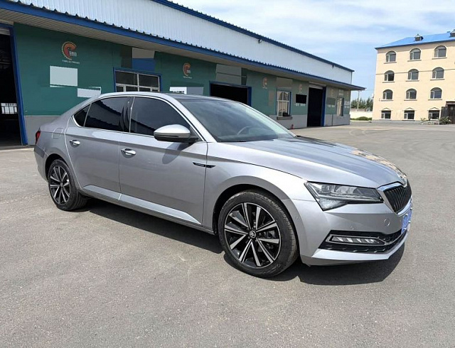 Skoda Superb 1.4 л 2024 г. Серебристо-серый, пробег 4000 км