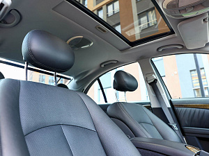 Mercedes-Benz E-Класс белый 2005