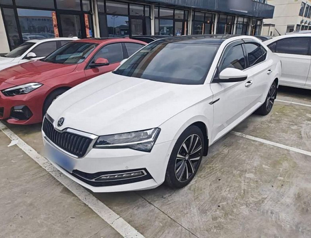 Skoda Superb 1.4 л 2024 г. Белый, пробег 45300 км