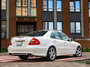 Mercedes-Benz E-Класс белый 2005