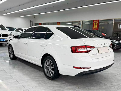 Skoda Octavia 1.5 л 2022 г. Белый, пробег 40000 км