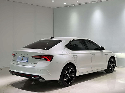 Skoda Octavia 1.4 л 2023 г. Белый, пробег 33000 км