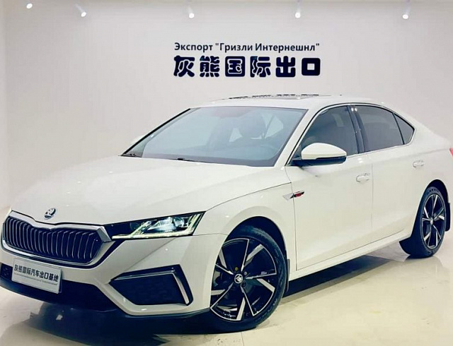 Skoda Octavia 1.4 л 2022 г. Белый, пробег 19000 км