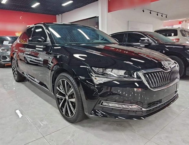 Skoda Superb 1.4 л 2024 г. Чёрный, пробег 19400 км