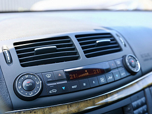 Mercedes-Benz E-Класс белый 2005