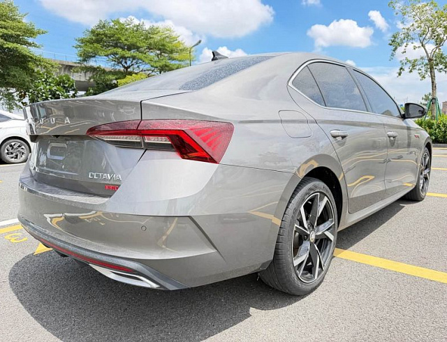 Skoda Octavia 1.4 л 2022 г. Серебристо-серый, пробег 16000 км