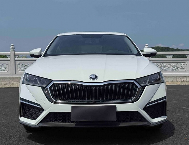 Skoda Octavia 1.4 л 2023 г. Белый, пробег 15000 км