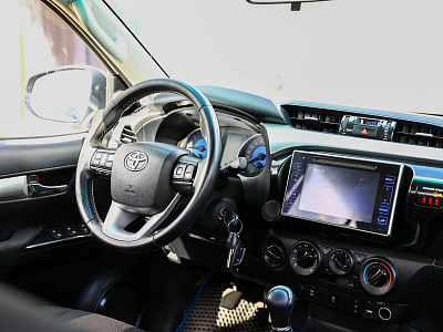 Toyota Hilux серебро 2015