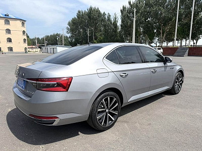 Skoda Superb 1.4 л 2024 г. Серебристо-серый, пробег 4000 км
