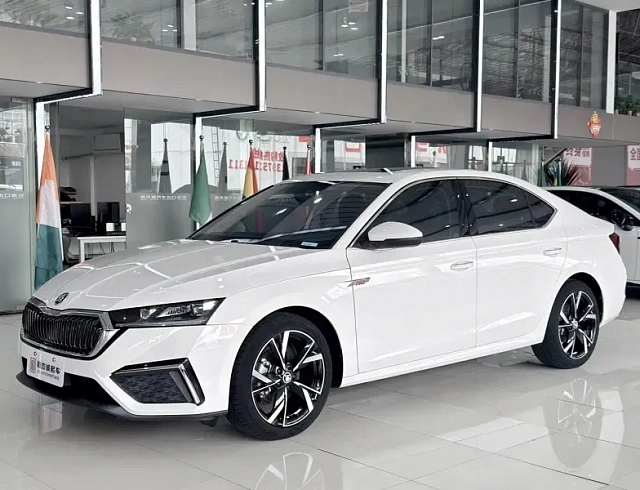 Skoda Octavia 1.4 л 2022 г. Белый, пробег 23000 км